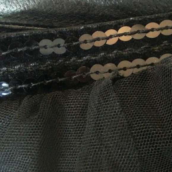 Black ruffle skirt sequence in front - Picture 3 of 4